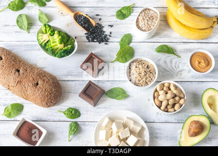 Sortiment von Magnesium-reichen Nahrungsmittel auf dem hölzernen Hintergrund Stockfoto
