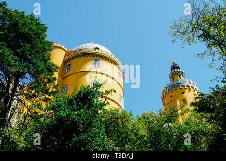 SINTRA, PORTUGAL - 22. AUGUST 2017: Pena Romantiker Schloss wurde 1854 auf den portugiesischen Riviera gebaut Stockfoto