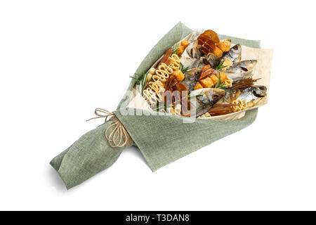Geschenk für einen echten Mann in Form einer Bukett von getrockneten Fisch und verschiedenen Snacks auf weißem Hintergrund Stockfoto