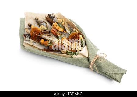 Einzigartige essbare Blumenstrauß aus getrockneten Fisch, Cracker, getrockneten Tintenfisch auf weißem Hintergrund Stockfoto