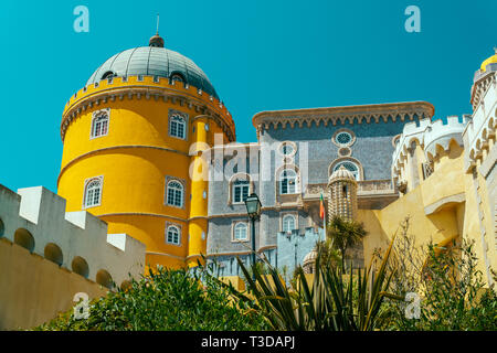 SINTRA, PORTUGAL - 22. AUGUST 2017: Pena Romantiker Schloss wurde 1854 auf den portugiesischen Riviera gebaut Stockfoto