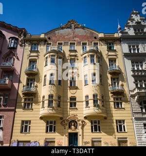 Prag. Der Tschechischen Republik. Art Nouveau Gebäude Exterieur U Kapínů, Gorazdova 13, erbaut 1906, Architekt Jan Petrák. Stockfoto