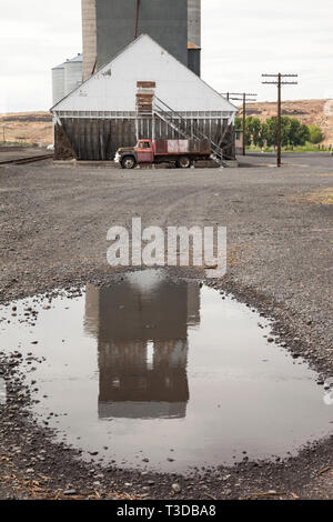 Alte Lkw neben Getreidesilo im Depot. Armen amerikanischen United States Landwirtschaft Industrie rückläufig. Stockfoto