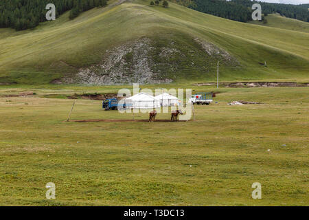 Mongolische Nomaden Camp, mongolische Steppe mit Grünland, Jurten, Pferde und Wagen Stockfoto