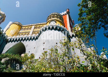 SINTRA, PORTUGAL - 22. AUGUST 2017: Pena Romantiker Schloss wurde 1854 auf den portugiesischen Riviera gebaut Stockfoto