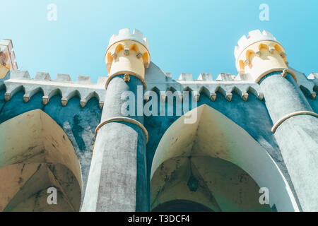 SINTRA, PORTUGAL - 22. AUGUST 2017: Pena Romantiker Schloss wurde 1854 auf den portugiesischen Riviera gebaut Stockfoto