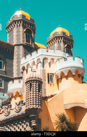 SINTRA, PORTUGAL - 22. AUGUST 2017: Pena Romantiker Schloss wurde 1854 auf den portugiesischen Riviera gebaut Stockfoto