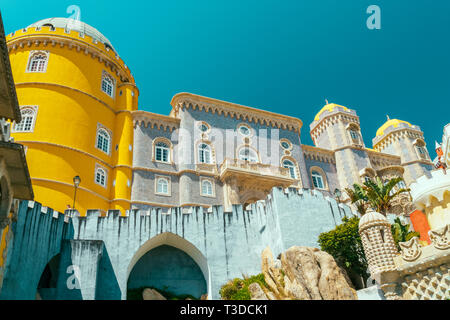 SINTRA, PORTUGAL - 22. AUGUST 2017: Pena Romantiker Schloss wurde 1854 auf den portugiesischen Riviera gebaut Stockfoto