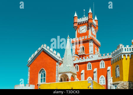 SINTRA, PORTUGAL - 22. AUGUST 2017: Pena Romantiker Schloss wurde 1854 auf den portugiesischen Riviera gebaut Stockfoto