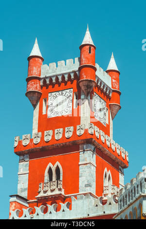 SINTRA, PORTUGAL - 22. AUGUST 2017: Pena Romantiker Schloss wurde 1854 auf den portugiesischen Riviera gebaut Stockfoto