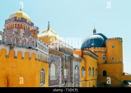 SINTRA, PORTUGAL - 22. AUGUST 2017: Pena Romantiker Schloss wurde 1854 auf den portugiesischen Riviera gebaut Stockfoto