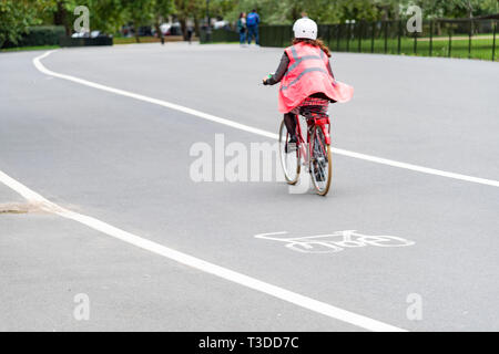 London, Großbritannien - 28 August, 2018: Radfahrer Frauen reiten Fahrrad in London. - Bild Stockfoto