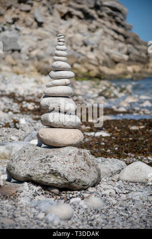 Balancing Pebble Turm am Strand. Stockfoto