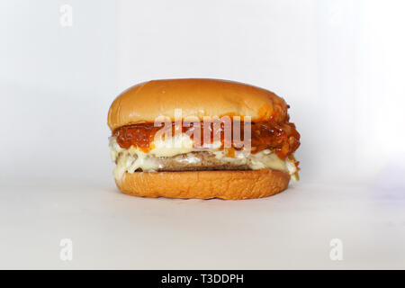 Das namesake MOS Burger, von MOS Burger in Japan. Rindfleisch, Käse, Tomaten in Scheiben schneiden, Sauce Stockfoto