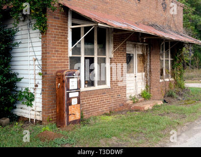 Alten, verlassenen ländlichen Tankstelle und Pumpe, USA, 2017. Stockfoto