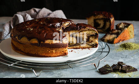 Matcha grüner Tee und Schokolade Kuchen. nach oben Anzeigen, Kopieren, grauer Hintergrund Stockfoto