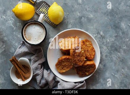 Traditionelle hausgemachte Spanische torrijas grauen Stein Hintergrund. Copyspace. Ostern Dessert Stockfoto