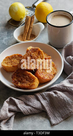 Traditionelle hausgemachte Spanische torrijas grauen Stein Hintergrund. Copyspace. Ostern Dessert Stockfoto