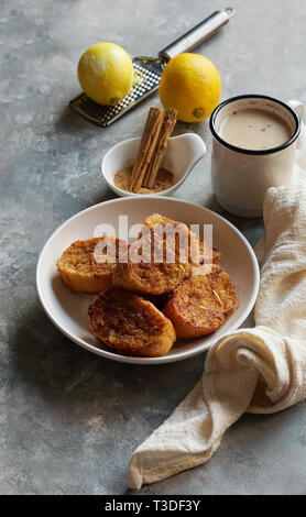 Traditionelle hausgemachte Spanische torrijas grauen Stein Hintergrund. Copyspace. Ostern Dessert Stockfoto