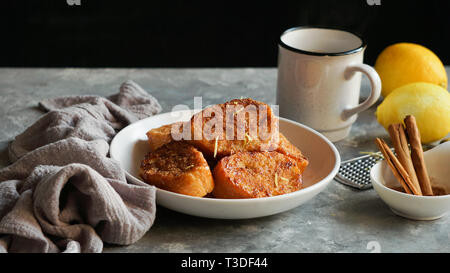 Traditionelle hausgemachte Spanische torrijas grauen Stein Hintergrund. Copyspace. Ostern Dessert Stockfoto