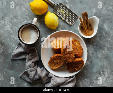 Traditionelle hausgemachte Spanische torrijas grauen Stein Hintergrund. Copyspace. Ostern Dessert Stockfoto