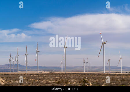 Windenergieanlagen in einem Windpark neben King's Highway in Ma'an governatorats in Jordanien. Stockfoto