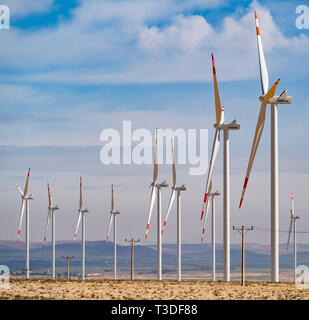 Windenergieanlagen in einem Windpark neben King's Highway in Ma'an governatorats in Jordanien. Stockfoto