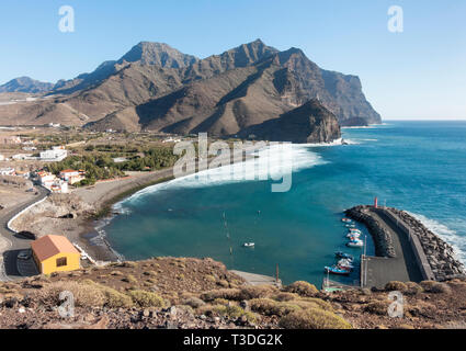 Blick auf den Hafen und Strand von La Aldea de San Nicolas auf der schroffen Westküste von Gran Canaria, Kanarische Inseln, Spanien Stockfoto