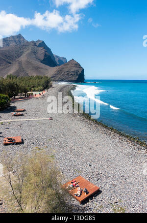 Aussicht auf den Strand von La Aldea de San Nicolas auf der schroffen Westküste von Gran Canaria, Kanarische Inseln, Spanien Stockfoto