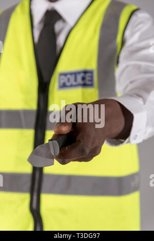 Salisbury, Wiltshire, UK. April 2019. Polizei Offizier, der Inhaber eines festgelaufen Küchenmesser Stockfoto