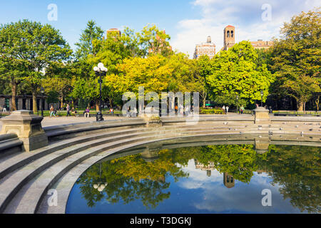 Die zentralen Brunnen Teich in den Washington Square Park, New York City, New York State, USA. Stockfoto