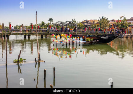 Ein Hoi An Brücke über den Sohn Thu Bon Fluss in, Hoi An, Quang Nam, Vietnam, Asien mit Laterne Boote bis an die Brüstung gebunden Stockfoto