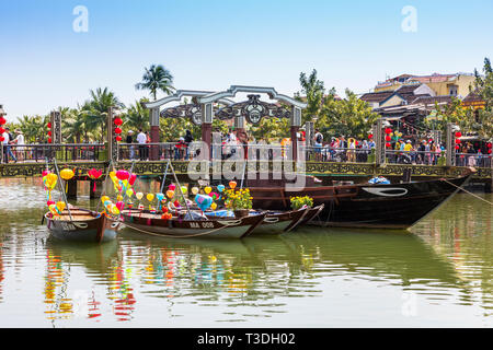 Ein Hoi An Brücke über den Sohn Thu Bon Fluss in, Hoi An, Quang Nam, Vietnam, Asien mit Laterne Boote bis an die Brüstung gebunden Stockfoto