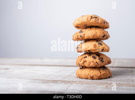 Cookie Turm mit Schokoladenstückchen auf hölzernen Hintergrund Stockfoto