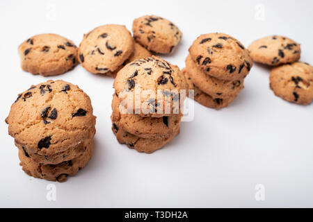 Viele cookies mit Schokoladenstückchen auf weißem Hintergrund Stockfoto