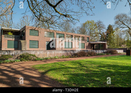 Krefeld-Garden-View: Museum Haus Lange, zwischen 1928 und 1931 von Mies van der Rohe, Nordrhein Westfalen, Deutschland, 30.03.2019 gebaut Stockfoto