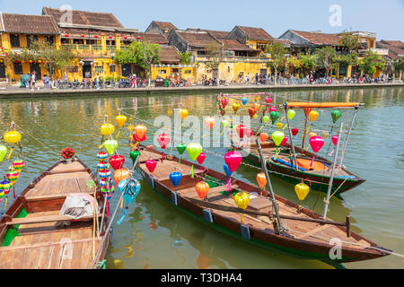 Laterne Boote und traditionelle Fischerboote auf Sohn Thu Bon Fluss und Brücke ein Hoi, Hoi An, Quang Nam, Vietnam, Asien Stockfoto