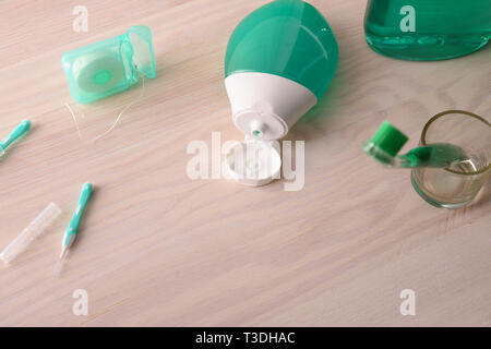 Tools für die Mundhygiene auf hölzernen Tisch. Horizontale Komposition. Vorderansicht. Stockfoto