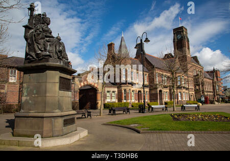 Statue von Queen Victoria auf einem Thron und St Helens Rathaus in Victoria Square St Helens, Merseyside, England, März 2019 Stockfoto