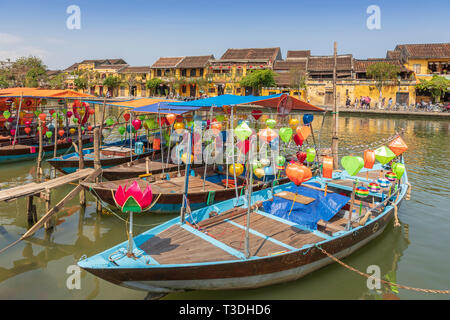Laterne Boote und traditionelle Fischerboote auf Sohn Thu Bon Fluss, Hoi An, Quang Nam, Vietnam, Asien Stockfoto