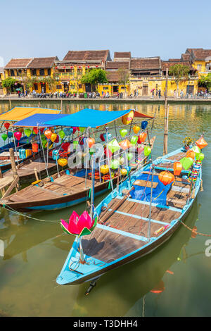 Laterne Boote und traditionelle Fischerboote auf Sohn Thu Bon Fluss, Hoi An, Quang Nam, Vietnam, Asien Stockfoto