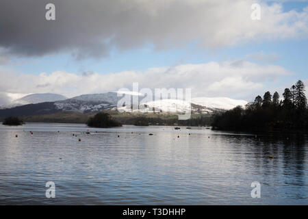 Das Fairfield Horseshoe oberhalb von Ambleside vom Lake Windermere auf einem Kalter Wintertag der Lake District Cumbria England Stockfoto