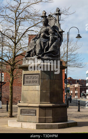 Statue von Queen Victoria auf einem Thron St Helens, Merseyside, England, März 2019 Stockfoto