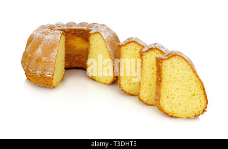 Hausgemachte Elsässische saure Sahne Kaffee Kuchen auf weißem Hintergrund mit Schatten Reflexion isoliert. Süße bundt Cake in deutscher Sprache namens "gugelhupf" oder "Bundku Stockfoto