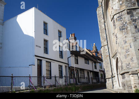 Croft Road Geländer mit Bändern während Jack dekoriert im Grünen feiern, May Bank Holiday Wochenende, Altstadt, Hastings, East Sussex, Großbritannien Stockfoto