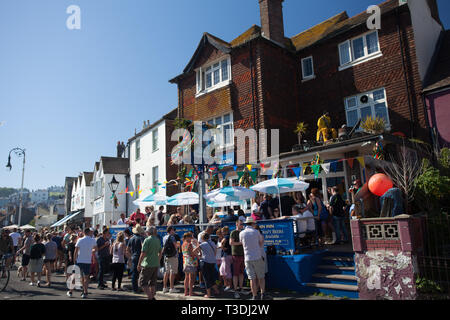 Nachtschwärmer trinken außerhalb des Dolphin Inn Pub an einem sonnigen Tag während Jack auf dem Grün kann Tag Feiertag, Hastings, East Sussex, Großbritannien Stockfoto