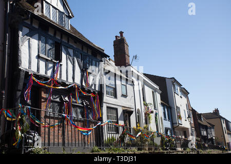 Die Häuser sind mit bunten Bändern während Jack auf die Grüne feiern eingerichtet, May Bank Holiday Wochenende, Hastings Altstadt, Sussex, UK Stockfoto