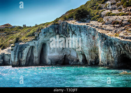 Blauen Höhlen am Meer auf der Insel Zakynthos in Griechenland. Klare Wasser des medditerian Meer im sonnigen Tag im Sommer. Stockfoto