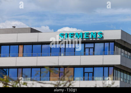 NÜRNBERG/Deutschland - vom 7. April, 2019: Siemens Logo auf ein Bürogebäude in Nürnberg. Siemens ist ein deutscher Unternehmen. Stockfoto