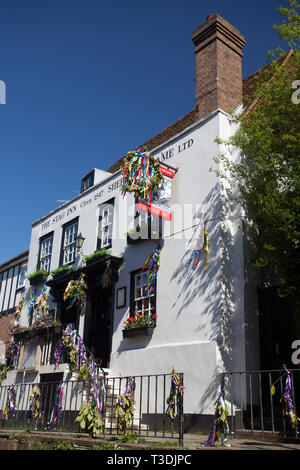 Der Hirsch Inn mit bunten Bändern geschmückt, während Jack auf die Grüne feiern, May Bank Holiday Wochenende, Hastings Altstadt, Sussex, UK Stockfoto